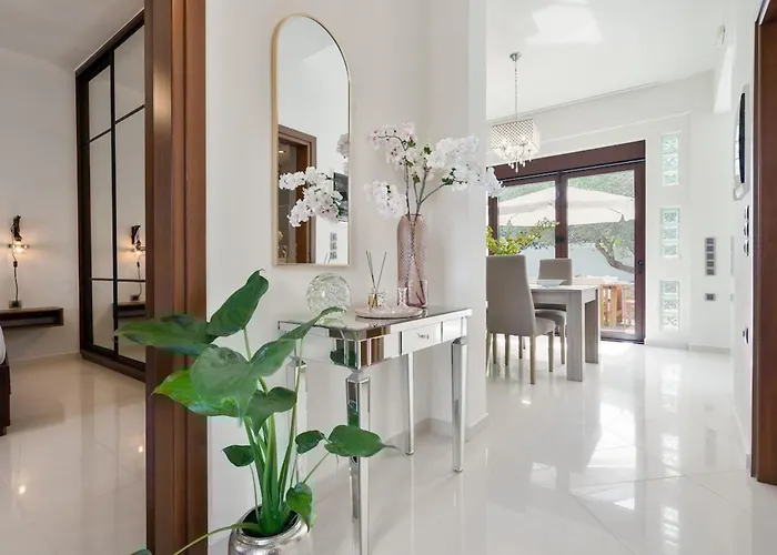 Chania Boutique - Steps From The Villa